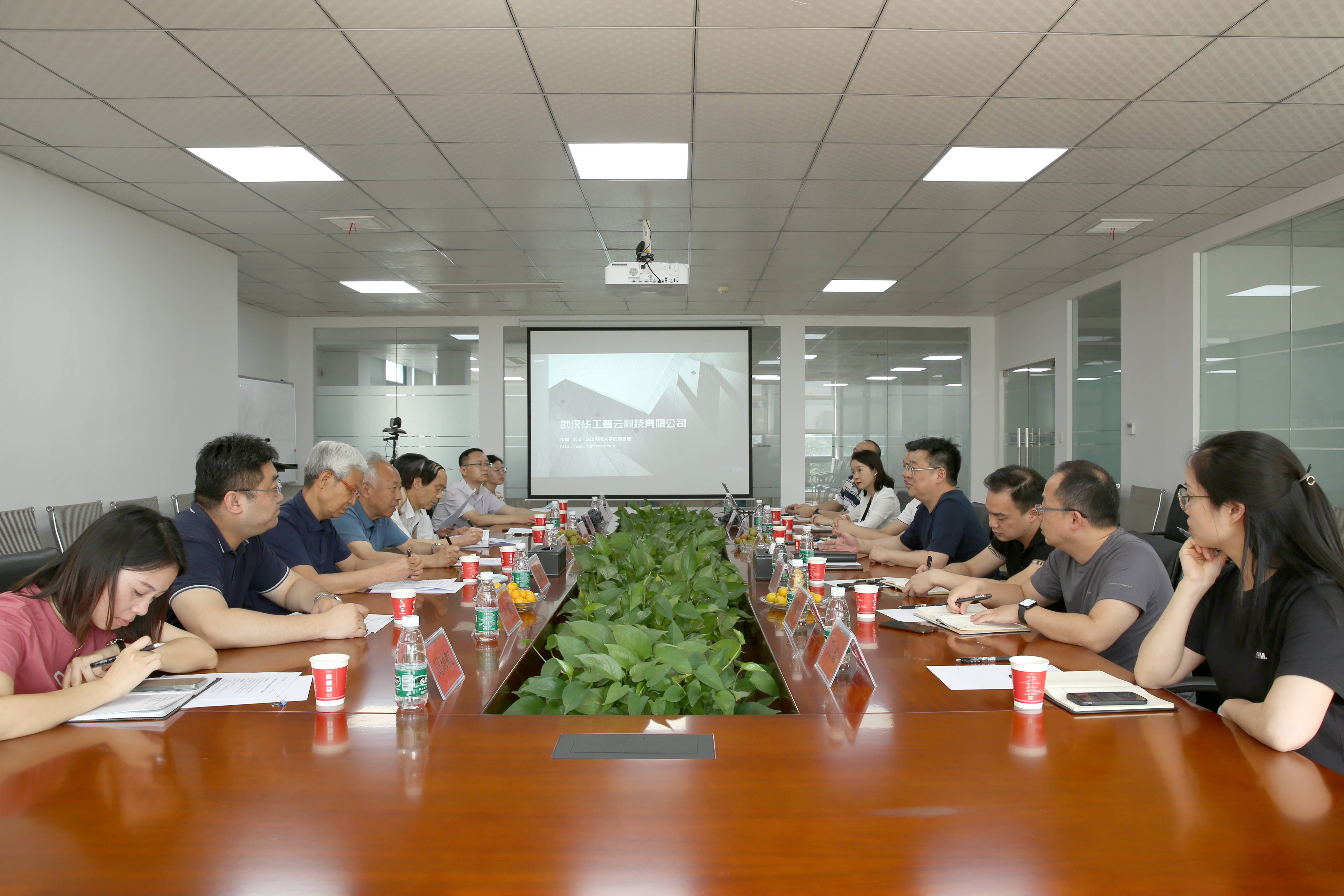 武汉市关工委领导一行莅临royal皇家88(中国)参观考察指导工作 